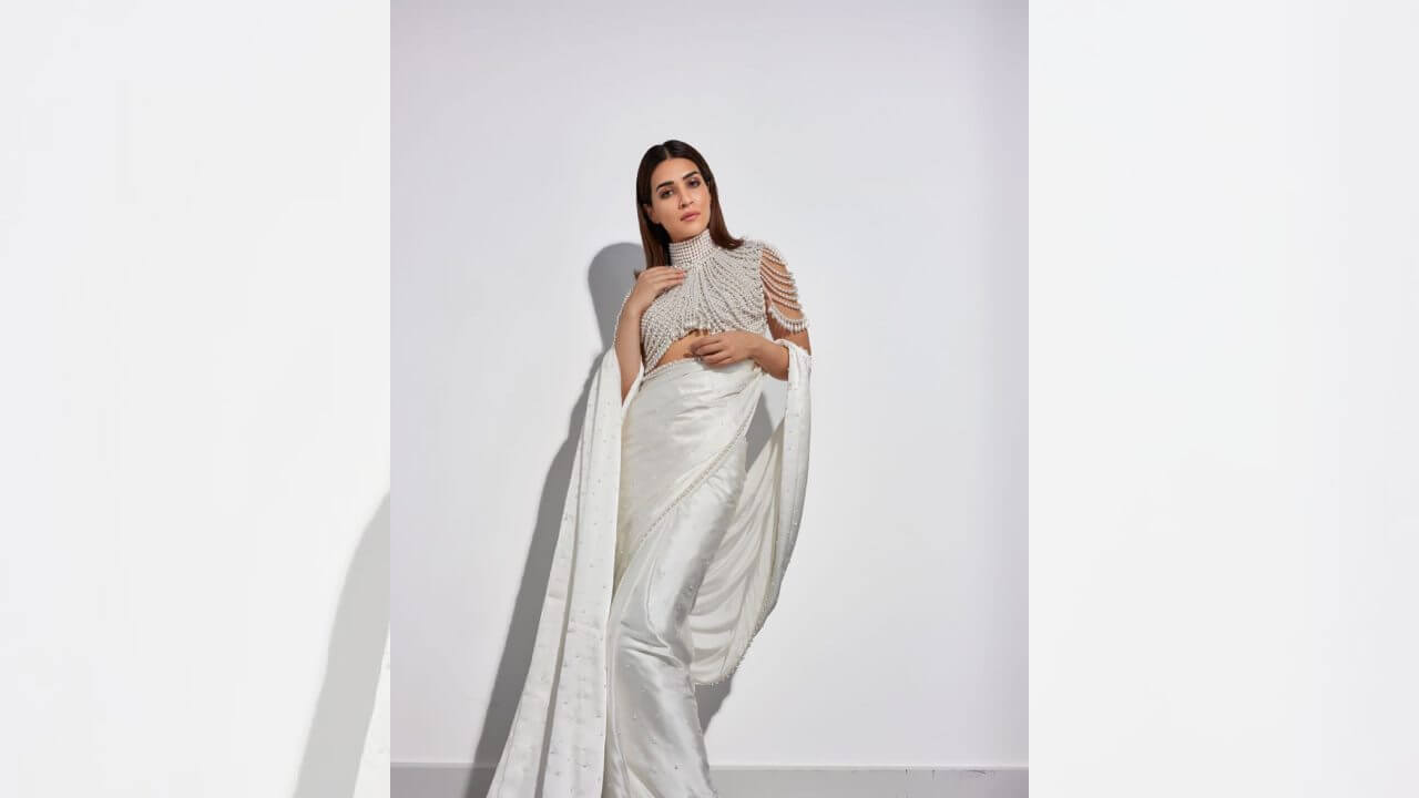 कृति सेनन ने पेश की खुबसूरती की मिसाल, मोतियों के ब्लाउज से किया इंटरनेट पर धमाल