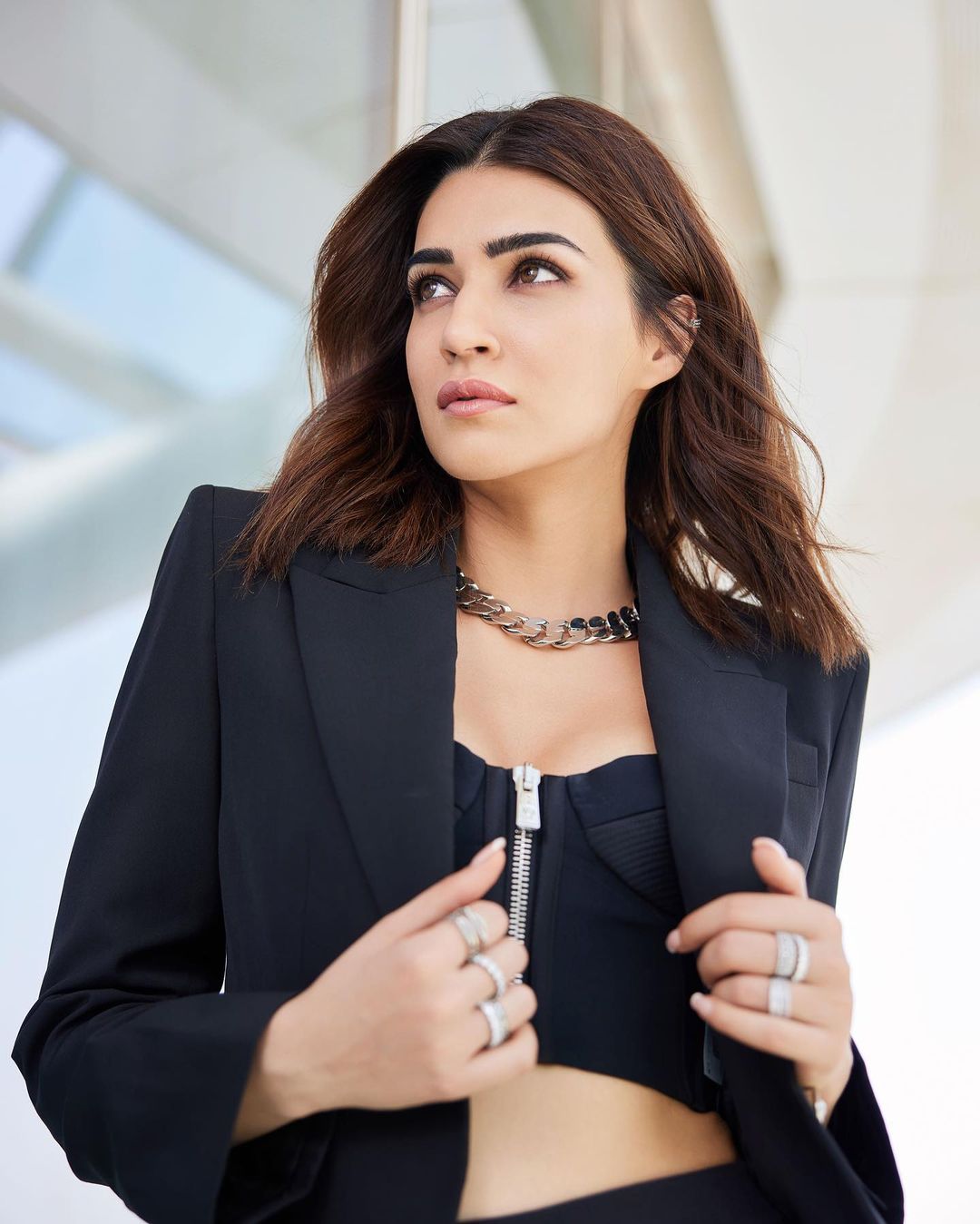 Kriti Sanon stuns with pant suit look, see photos 15738