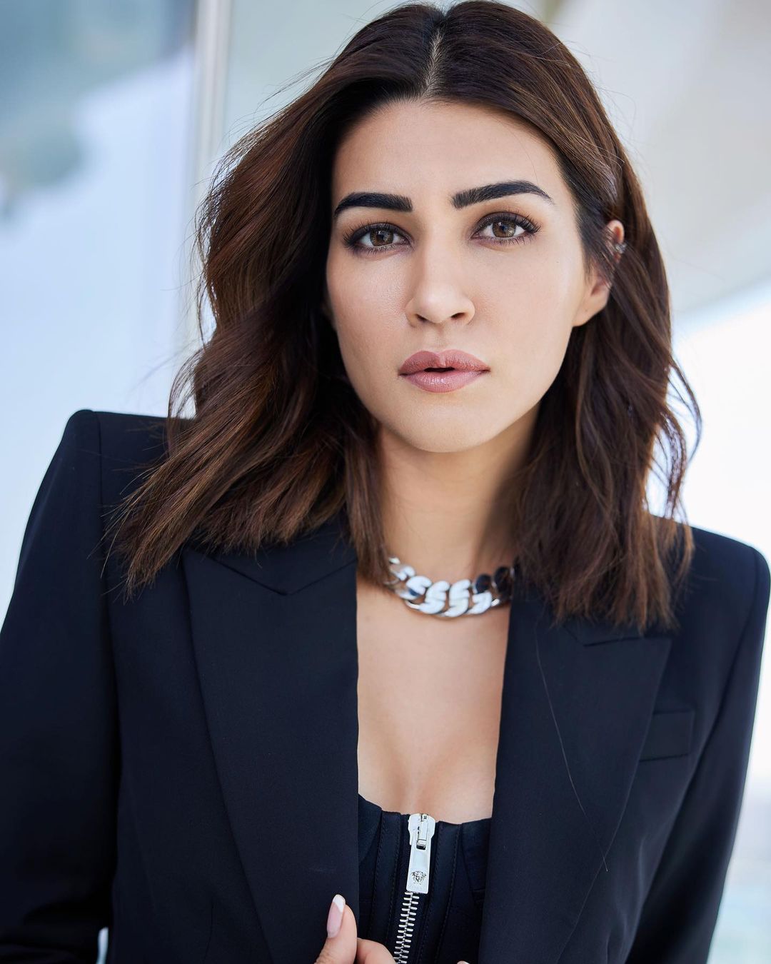 Kriti Sanon stuns with pant suit look, see photos 15736
