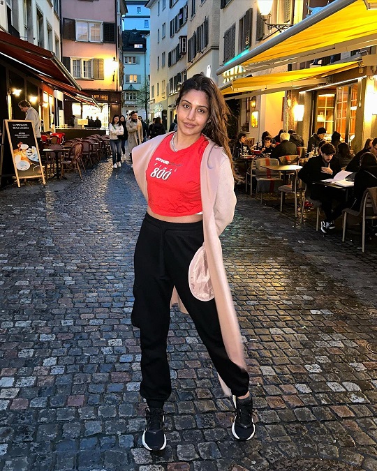 Surbhi Chandna is making a splash in Lisbon, see photos 13135