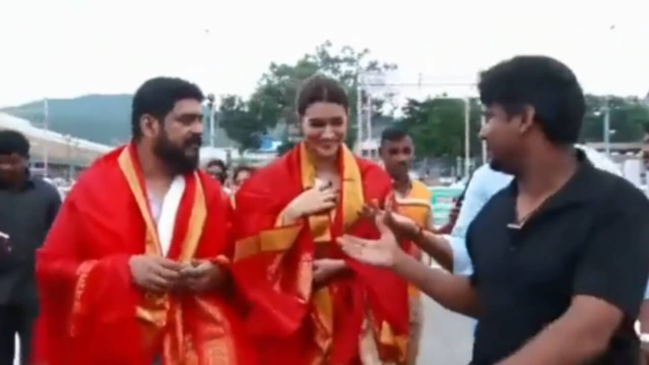 Adipurush: डायरेक्टर ओम राउत संग तिरूमला वेंकटेश्वर मंदिर पहुंची कृति सेनन, भगवान का लिया आशीर्वाद