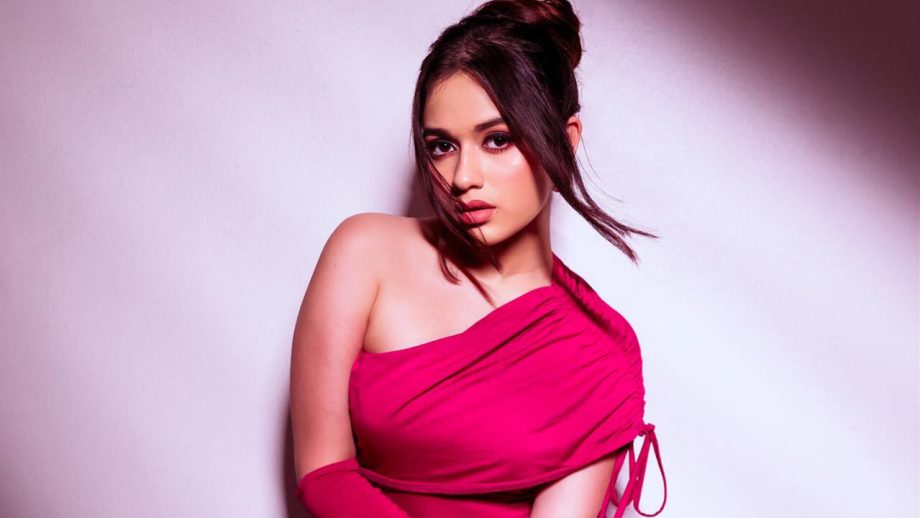 जन्नत ज़ुबैर रहमानी की वन शोल्डर ड्रेस पर टिकीं फैंस की निगाहें, दिखा ग्लैमर