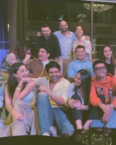 ट्रेलर को मिले अच्छे प्रतिसाद की वजह से कार्तिक आर्यन ने साझा की अपने 'सत्यप्रेम की कथा' की पूरी टीम के साथ मुस्कुराती हुई तस्वीर 16449