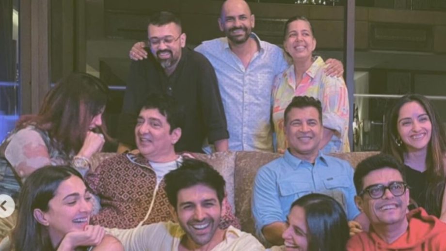 ट्रेलर को मिले अच्छे प्रतिसाद की वजह से कार्तिक आर्यन ने साझा की अपने ‘सत्यप्रेम की कथा’ की पूरी टीम के साथ मुस्कुराती हुई तस्वीर