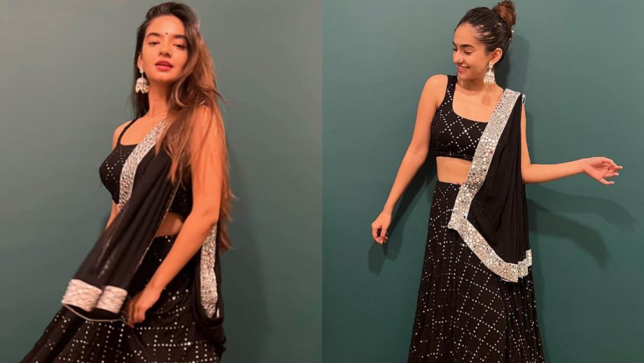 देसी लुक में बोल्डनेस परोस रही है अनुष्का सेन, देखें तस्वीरें