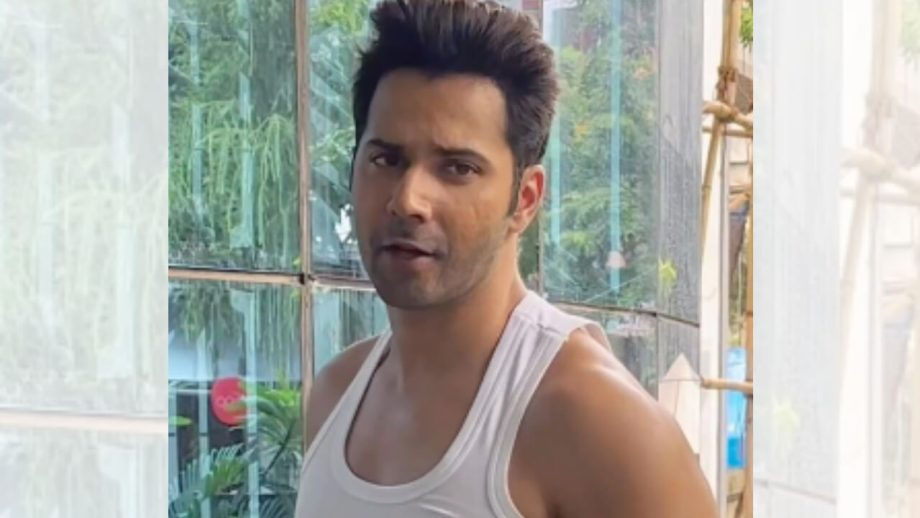 बनियान में डबिंग करने पहुंचे Varun Dhawan, यूजर्स ने दी प्रतिक्रियाएं बनियान में डबिंग करने पहुंचे Varun Dhawan, यूजर्स ने दी प्रतिक्रियाएं