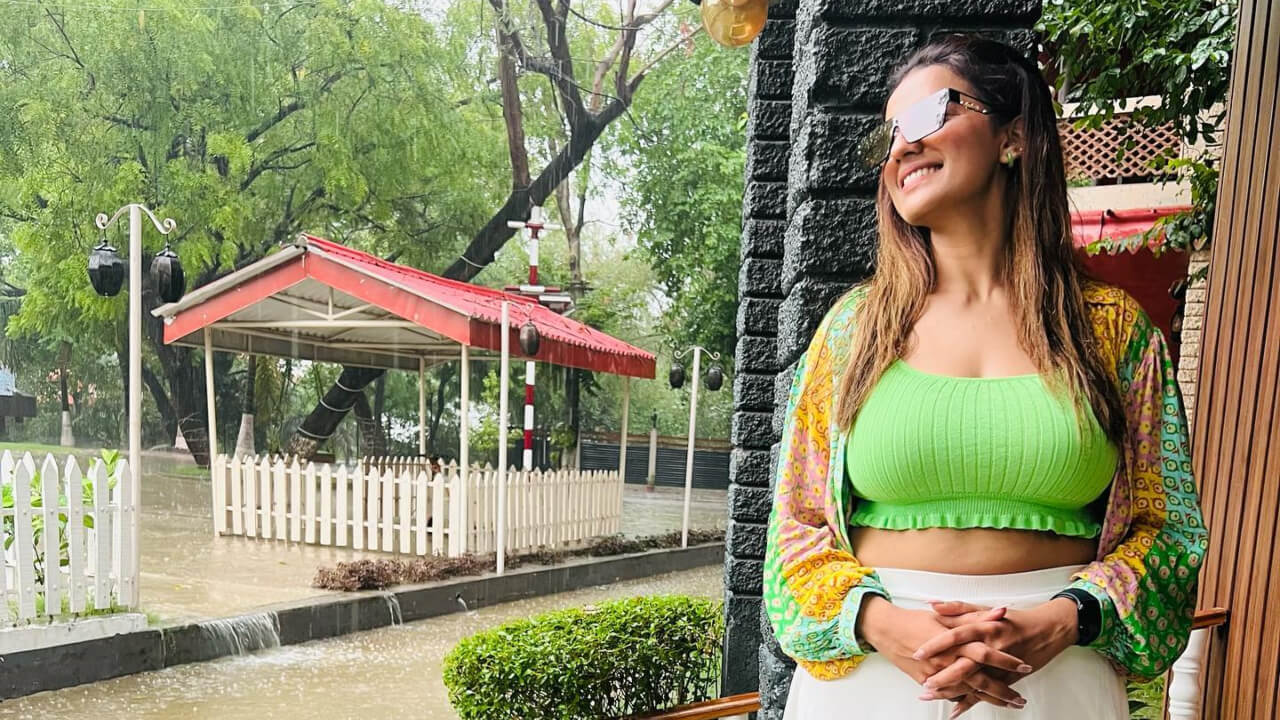 बारिश का लुत्फ उठा रही है अक्षरा सिंह, शोर्ट ड्रेस द्वारा किया सभी को आकर्षित