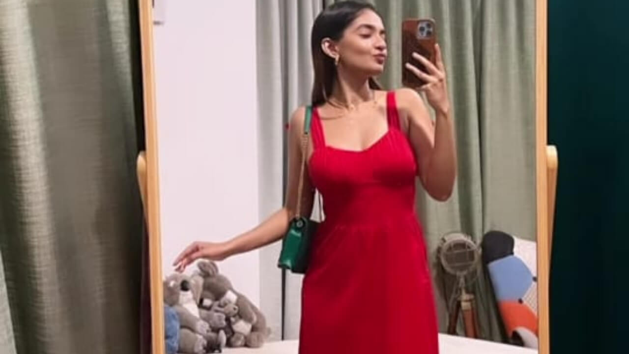 मिरर सेल्फी द्वारा अपने ग्लैमरस लुक को शेयर कर रही है अनुष्का सेन
