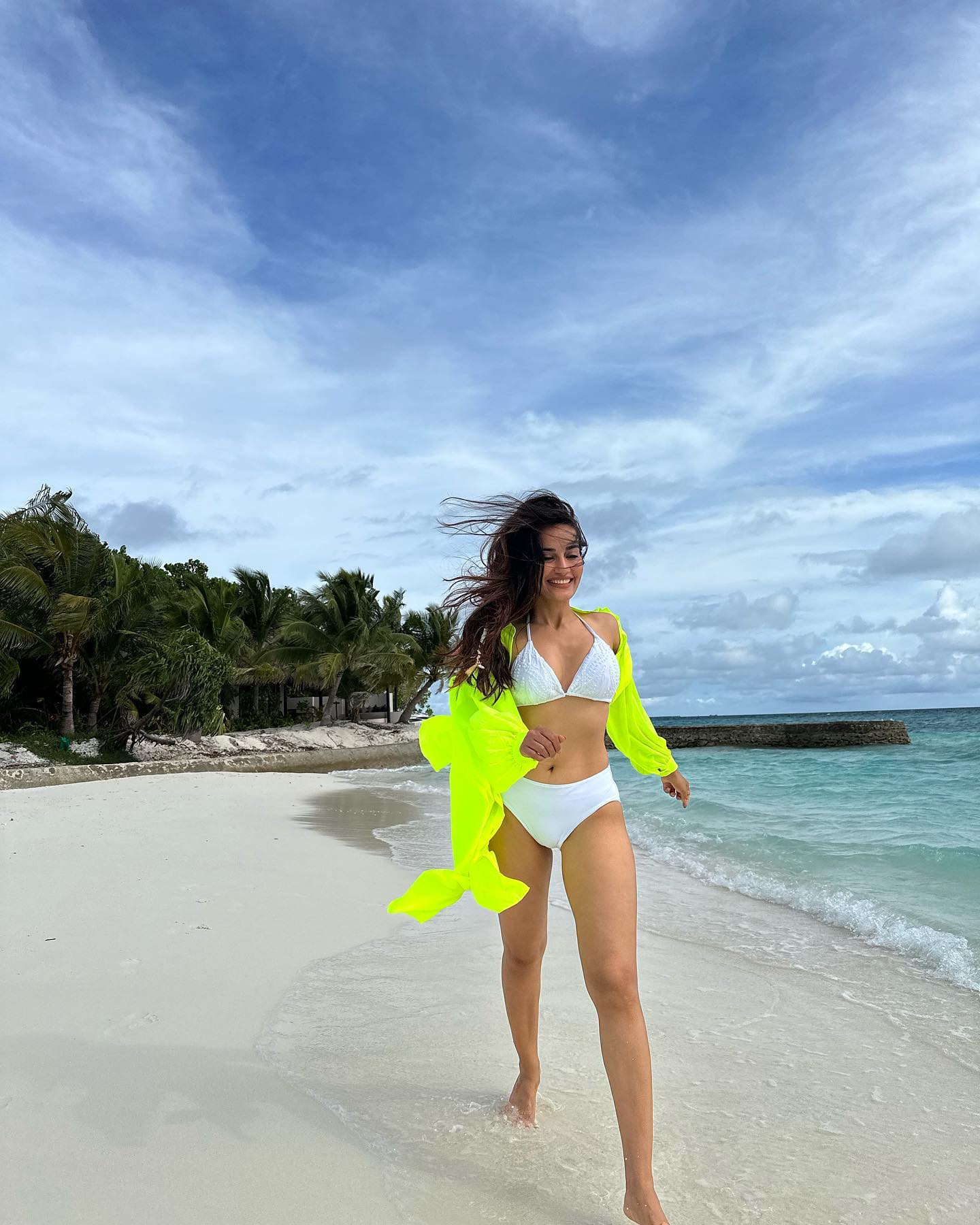 Surbhi Jyoti is looking very beautiful in white bikini look, see photos 16982