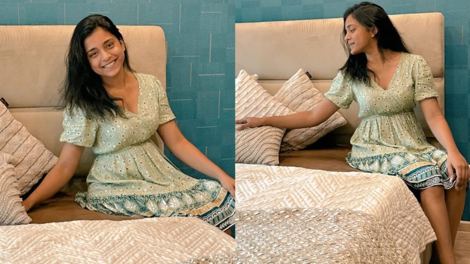 सुम्बुल तौकीर खान ने बिस्तर से शेयर की तस्वीरें