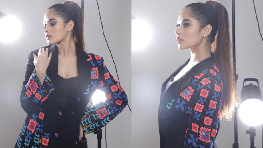 रंग बिरंगे पैंट सूट द्वारा जन्नत ज़ुबैर रहमानी ने लुटीं महफ़िल