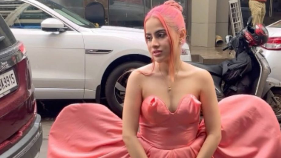 बड़ा सा दिल लेकर रस्ते पर निकली Urfi Javed, देखने वालों के उड़े होश