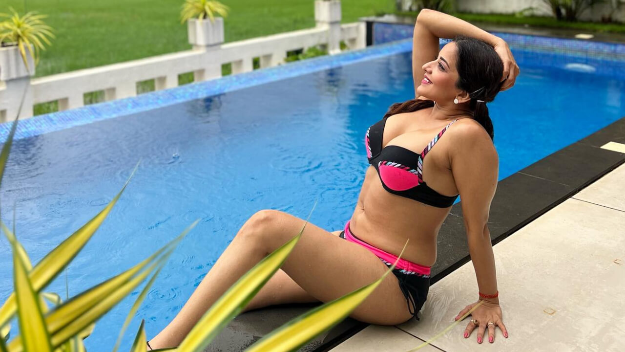 बिकनी पहनकर पूल किनारे मोनालिसा ने बढ़ाई गर्मी, देखें तस्वीरें