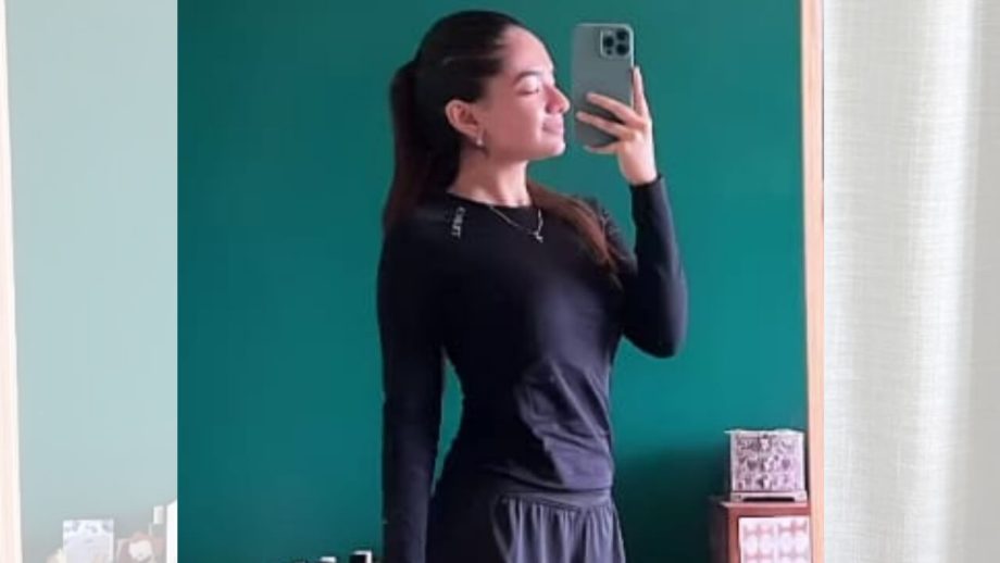 शोर्ट पैंट पहनकर अनुष्का सेन ने इंटरनेट पर बढ़ाई गर्मी