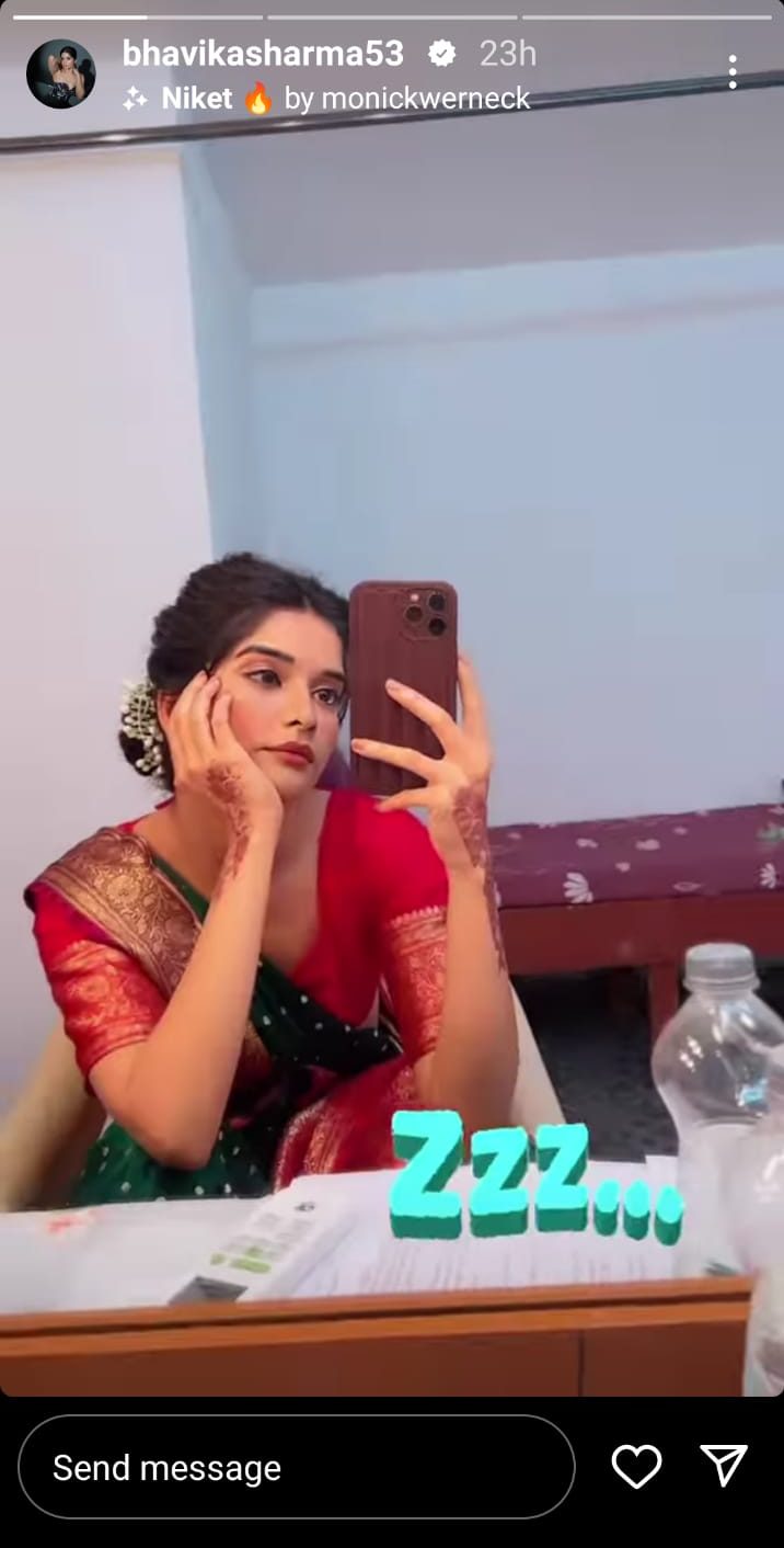 मिरर सेल्फी की दीवानी है भाविका शर्मा 22375