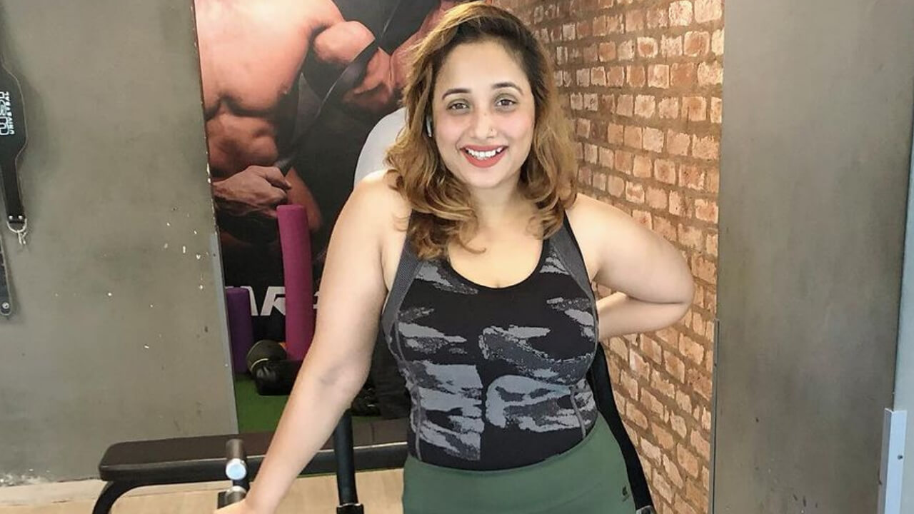 जिम लुक द्वारा सभी के दिलों में खंजर घोंप रहीं हैं रानी चटर्जी, देखें ग्लैमरस लुक