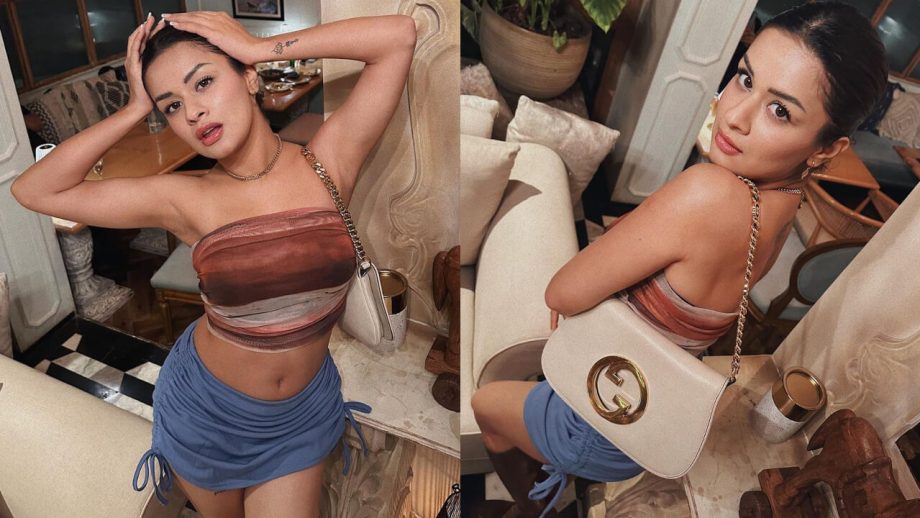 ट्यूब-टॉप पहनकर सोफे पर लेटी अवनीत कौर, इतराते हुए दिया पोज़