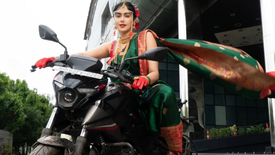 दुल्हन बनी ‘द केरला स्टोरी’ फेम Adah Sharma, बाइक के साथ दिया पोज़ दुल्हन बनी ‘द केरला स्टोरी’ फेम Adah Sharma, बाइक के साथ दिया पोज़