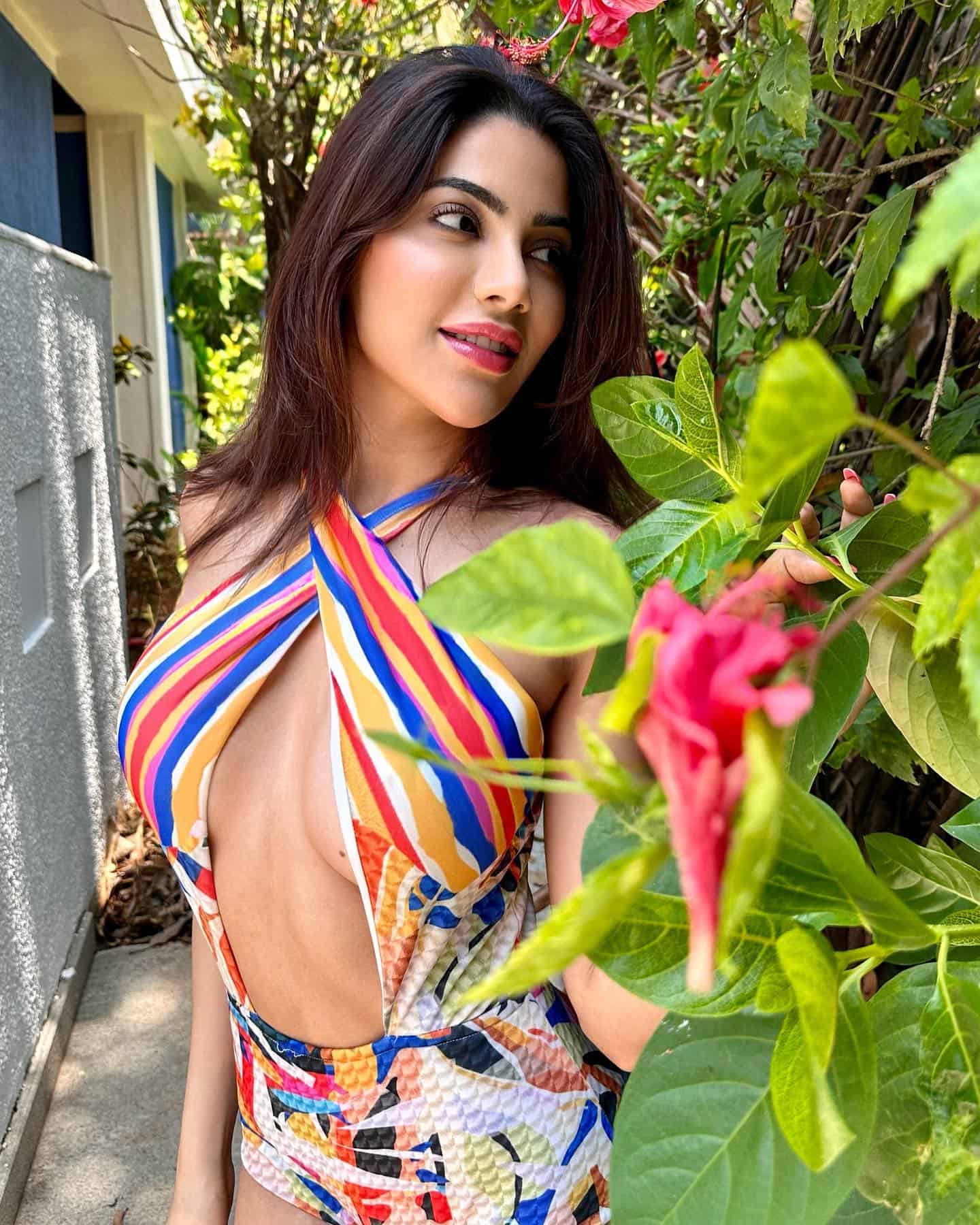 निक्की तंबोली के मल्टीकलर मोनोकिनी लुक से यूजर्स की थमीं सांसें, देखें बोल्ड लुक 19792