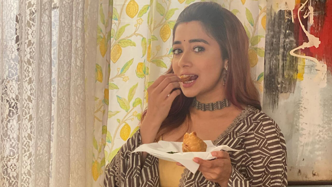 बिग बॉस गर्ल टीना दत्ता को बेहद पसंद है समोसा, देखें सबूत