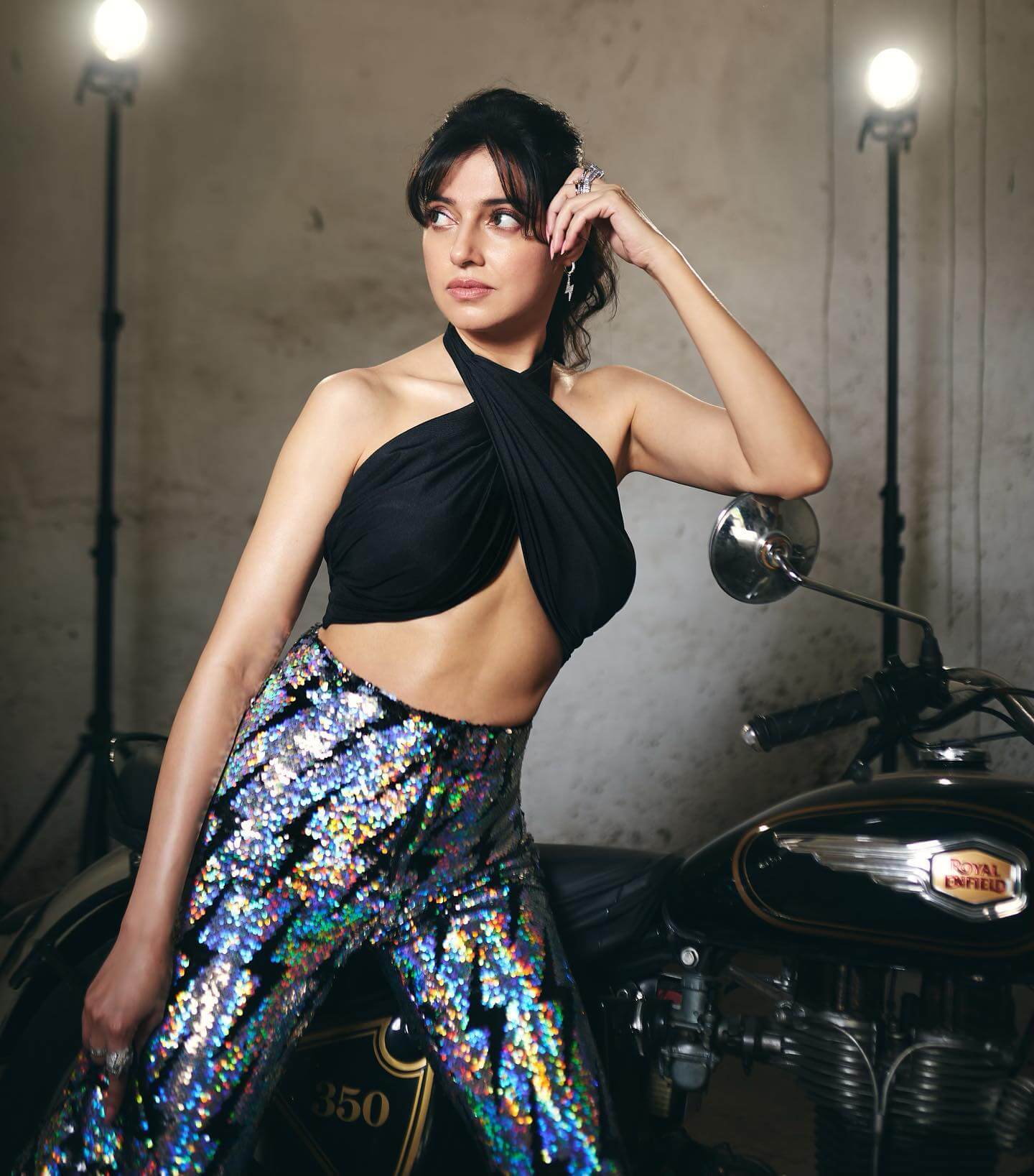 Divya Khosla Kumar ने बुलेट के साथ दिया पोज़, फैंस की बड़ी धड़कनें 24701