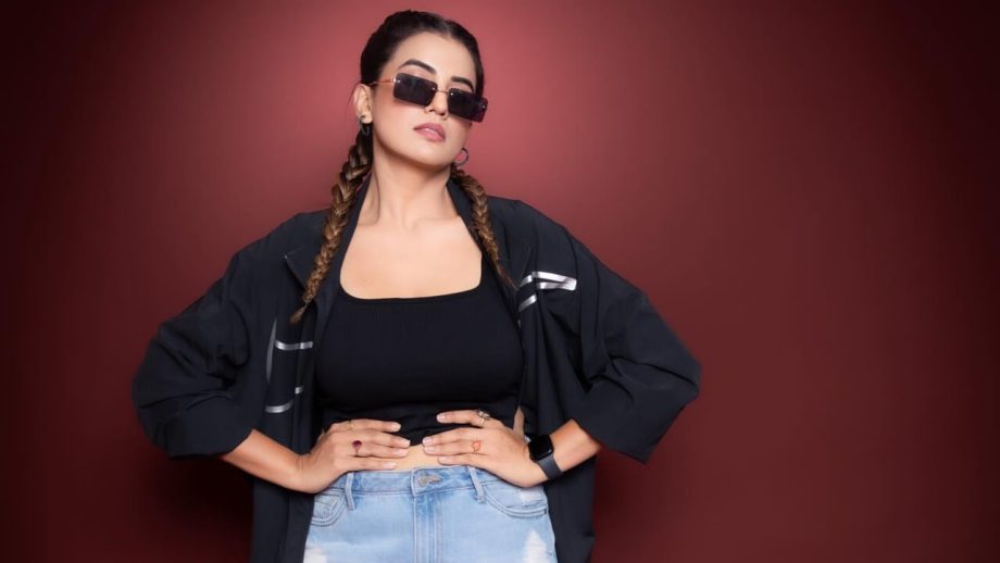 बॉसी लुक को स्टाइल करके अक्षरा सिंह ने जनता को बताया बेहद फायदेमंद रेसिपी, जाने रेसिपी