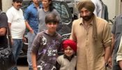 ‘गदर 2’ के प्रमोशन के दौरान नन्हे फैंस से मिलकर ख़ुश हुए सनी देओल, देखें वीडियो