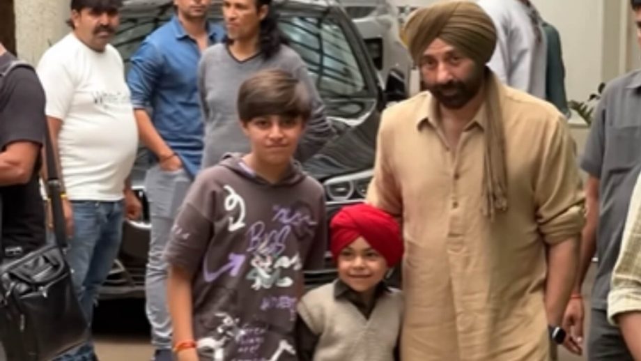 ‘गदर 2’ के प्रमोशन के दौरान नन्हे फैंस से मिलकर ख़ुश हुए सनी देओल, देखें वीडियो
