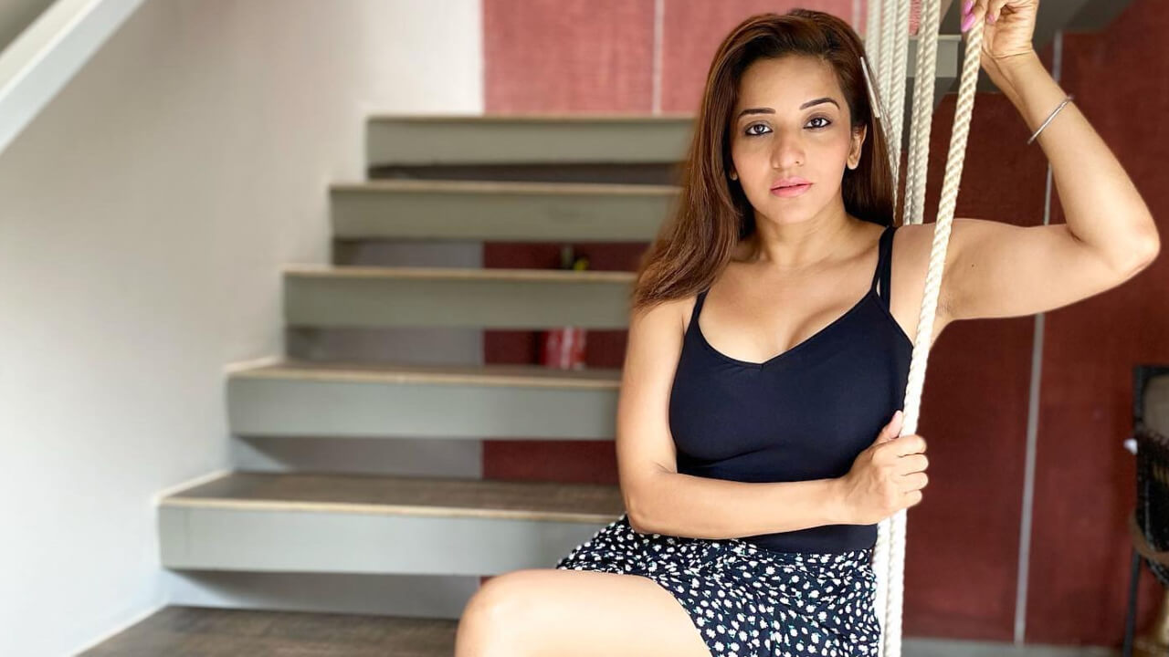 मोनालिसा ने बिखेरा अपने ग्लैमर का जादू, देखें ग्लैमरस लुक