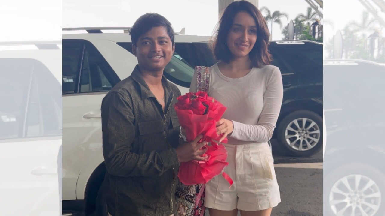 श्रद्धा कपूर के फैन ने दीं उन्हें स्पेशल गिफ्ट, देखें वीडियो