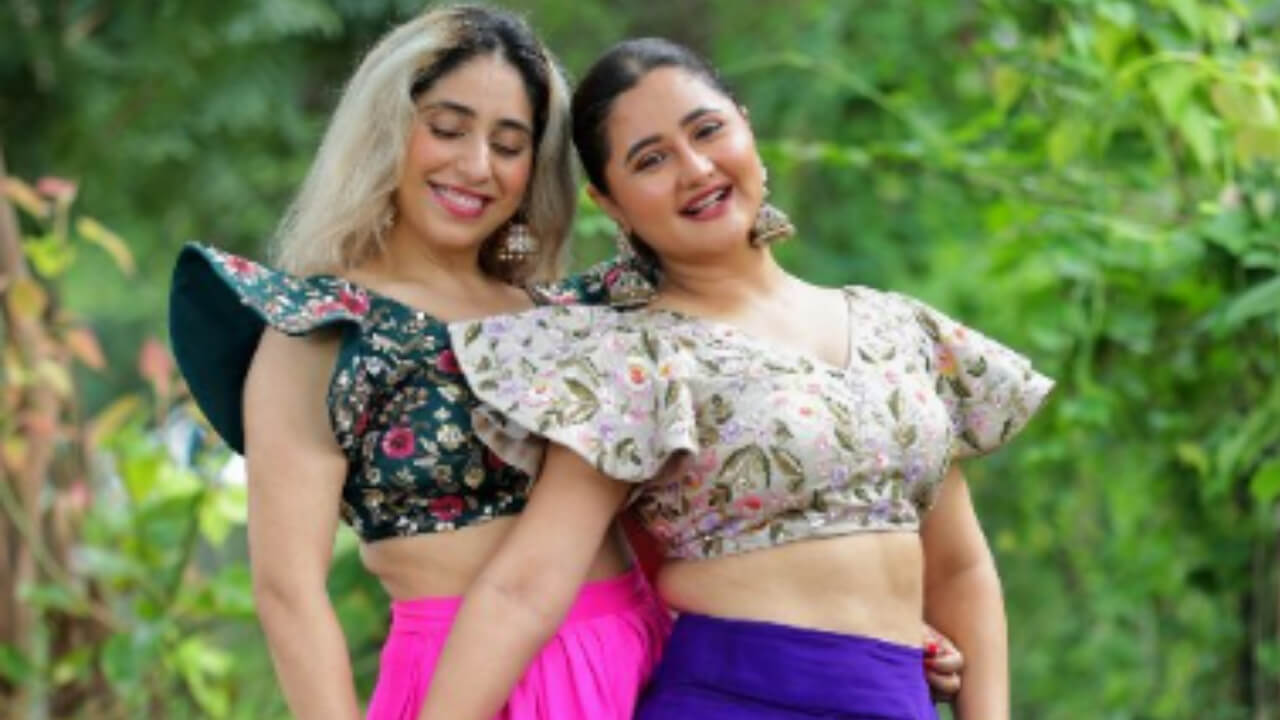 Kut Kut Bajra: बीच सड़क पर अपने दमदार डांस से आग लगाती नजर आई Neha Bhasin और Rashmi Desai