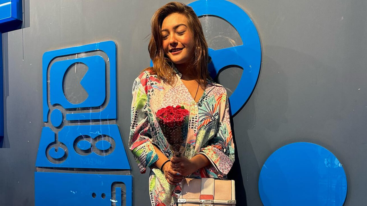 आशिका भाटिया ने प्रिंटेड कोर्डस से किया इंटरनेट पर रॉक