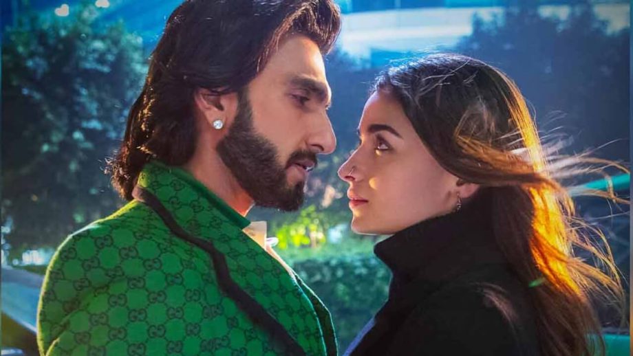 RARKPK Box office Update: आलिया भट्ट-रणवीर सिंह की फिल्म का जादू बरकरार, 100 करोड़ के आंकड़े को किया पार RARKPK Box office Update: आलिया भट्ट-रणवीर सिंह की फिल्म का जादू बरकरार, 100 करोड़ के आंकड़े को किया पार