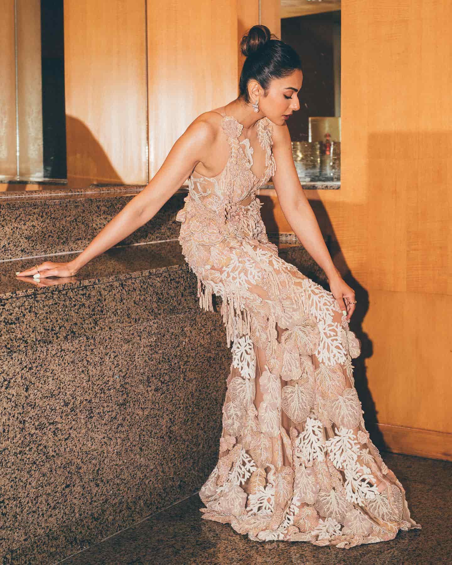 Rakul Preet Singh ने ट्रांसपेरेंट गाउन लुक में बिखेरा हुस्न का जादू, देखें ग्लैमरस लुक 25784