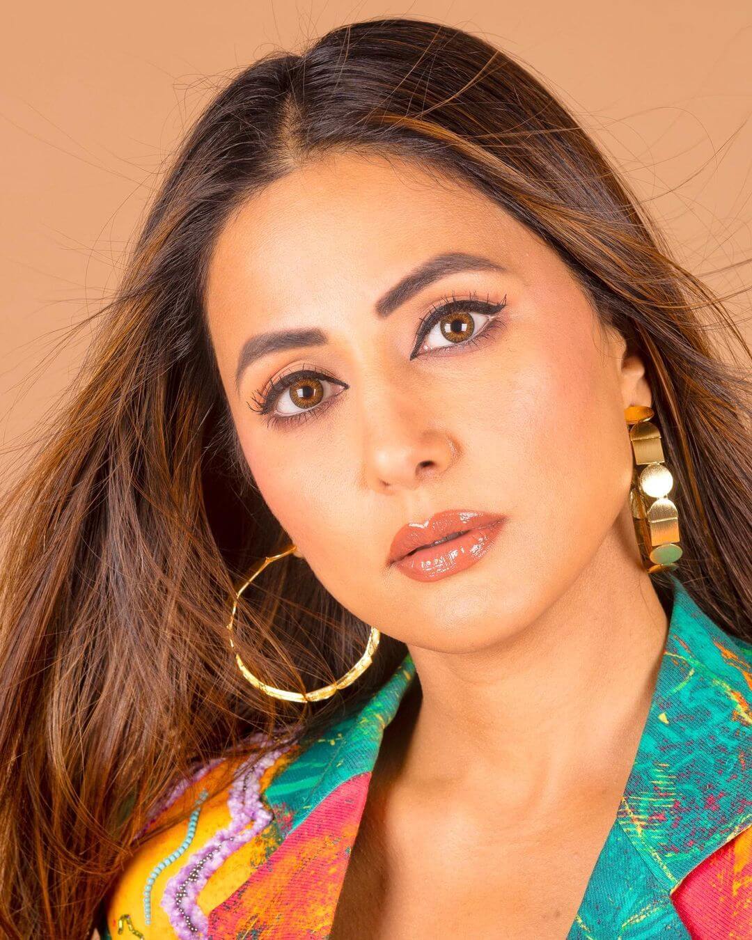 मल्टीकलर सूट ड्रेस द्वारा Hina Khan ने किया यूजर्स को मदहोश, देखें ग्लैमरस लुक 26250