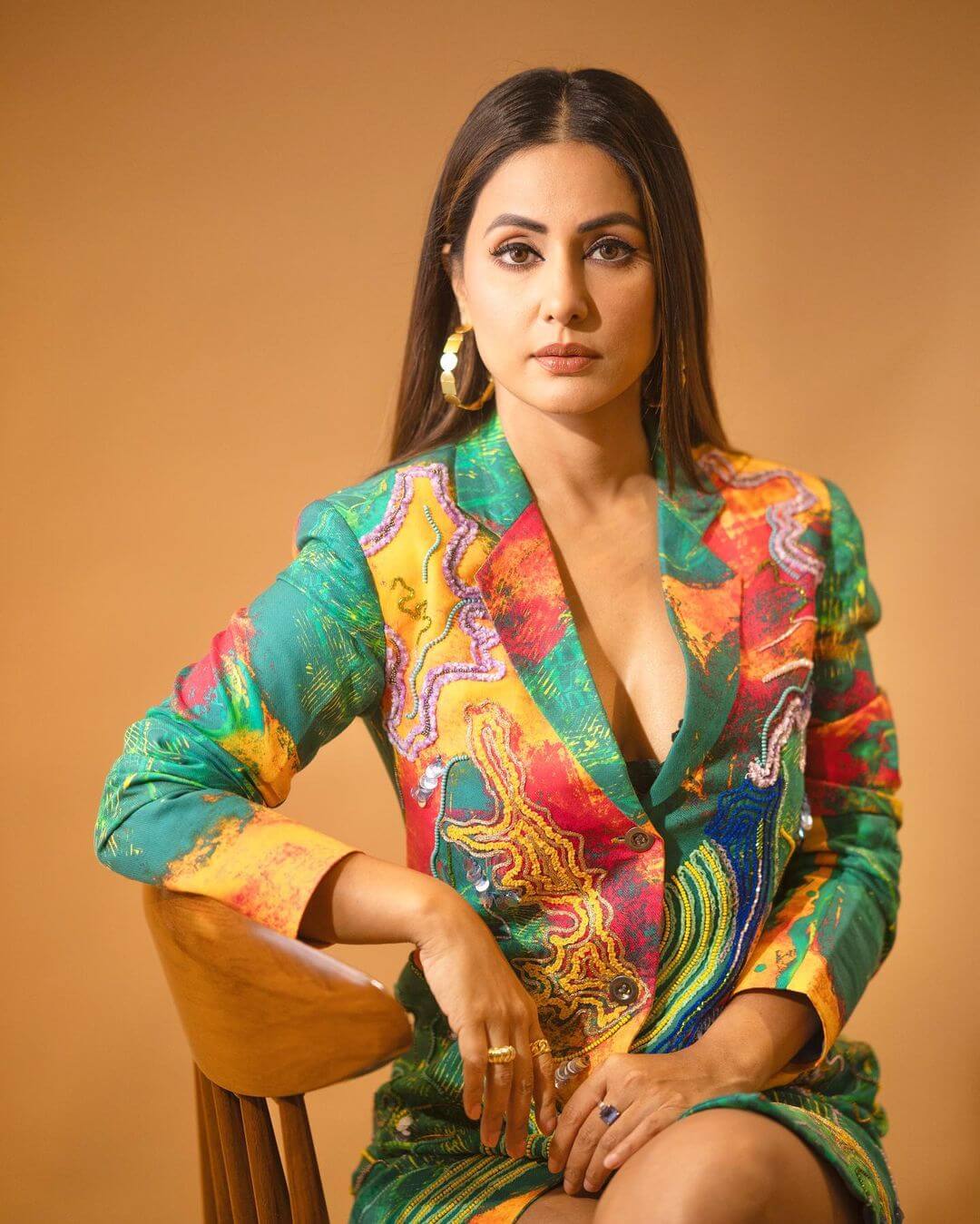 मल्टीकलर सूट ड्रेस द्वारा Hina Khan ने किया यूजर्स को मदहोश, देखें ग्लैमरस लुक 26252