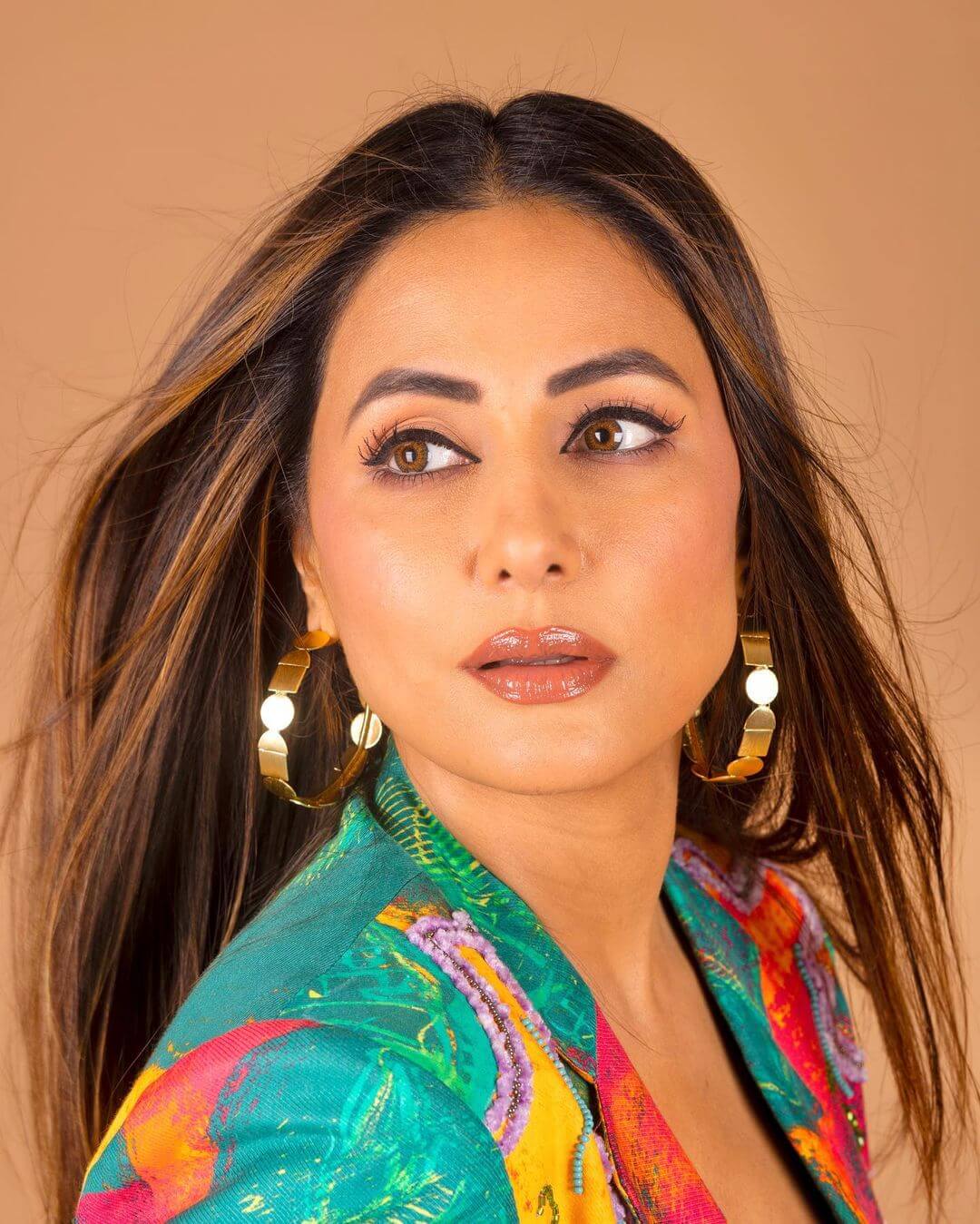 मल्टीकलर सूट ड्रेस द्वारा Hina Khan ने किया यूजर्स को मदहोश, देखें ग्लैमरस लुक 26254