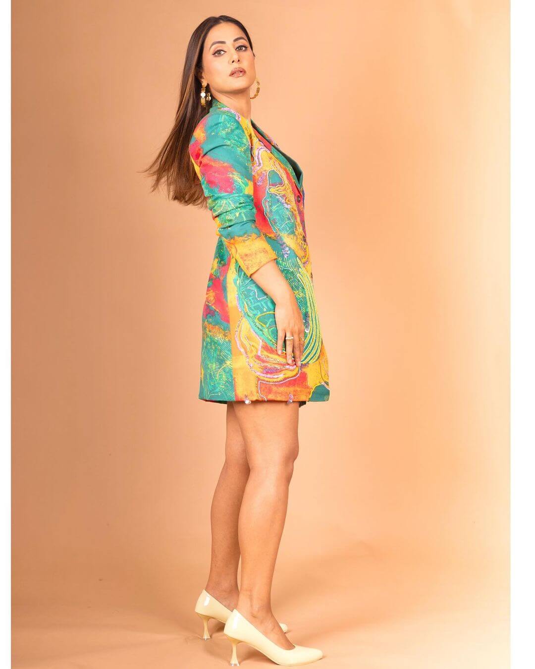 मल्टीकलर सूट ड्रेस द्वारा Hina Khan ने किया यूजर्स को मदहोश, देखें ग्लैमरस लुक 26255