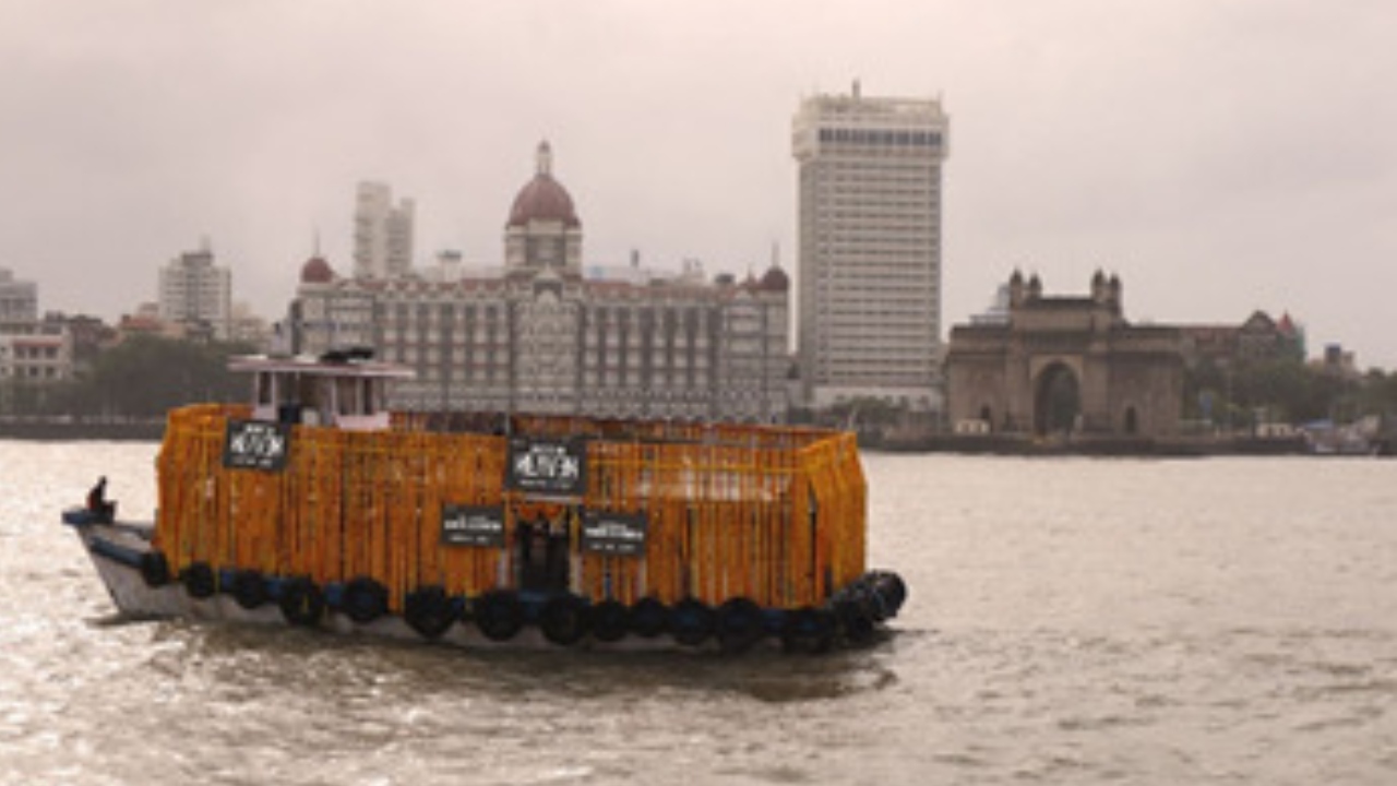 मेड इन हेवन सीजन 2 के लॉन्च का जश्न मनाने के लिए गेंदें के फुलों द्वारा सजाया गया मुंबई