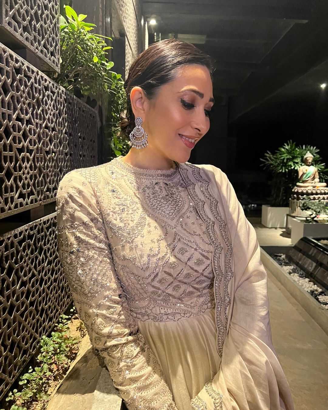 49 की उम्र कहर ढा रही है Karishma Kapoor, अनारकली से किया फैंस को प्रभावित 30844