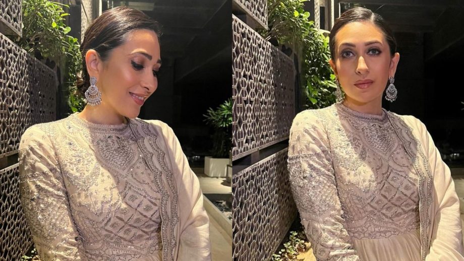 49 की उम्र कहर ढा रही है Karishma Kapoor, अनारकली से किया फैंस को प्रभावित 49 की उम्र कहर ढा रही है Karishma Kapoor, अनारकली से किया फैंस को प्रभावित