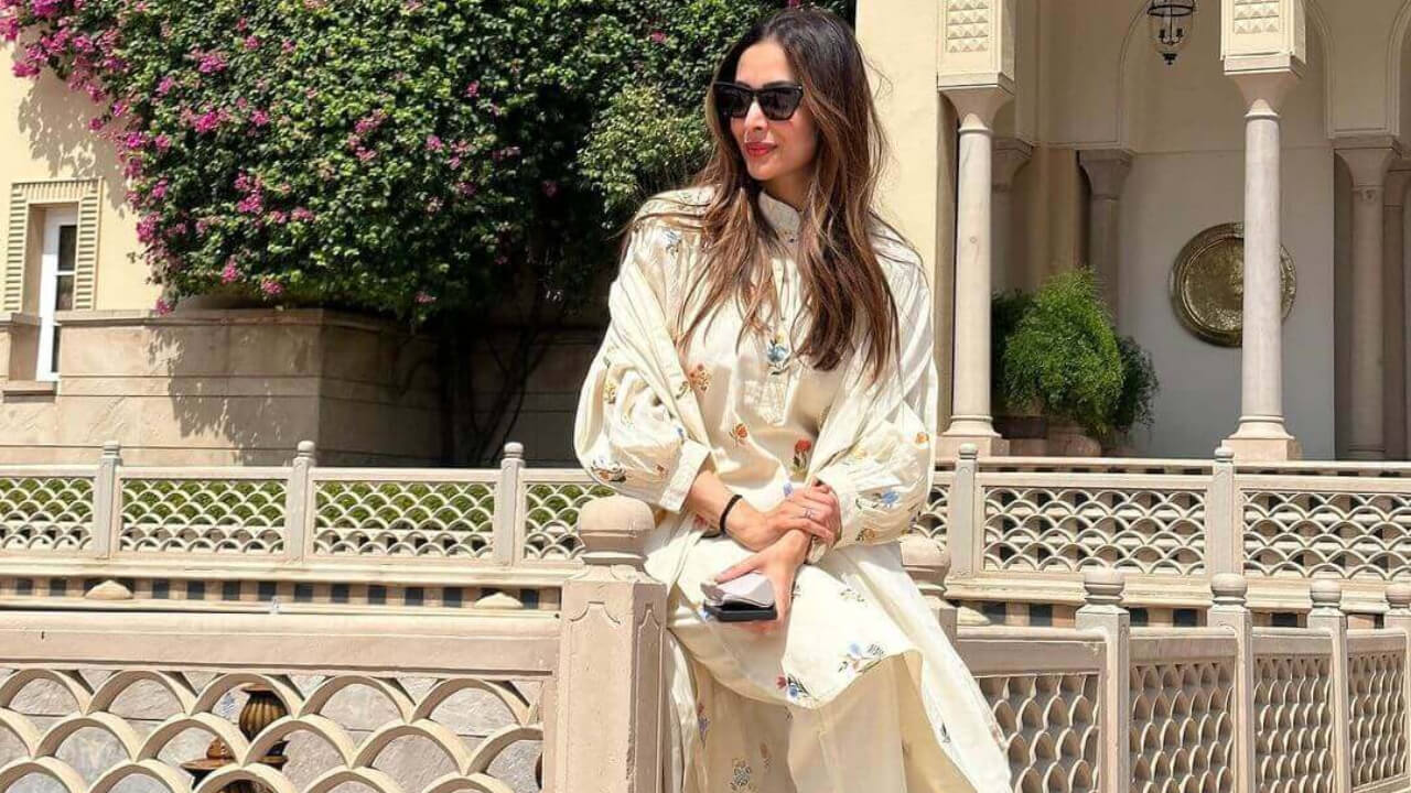 आगरा पहुंची बॉलीवुड सुंदरी मलाइका अरोड़ा, ताजमहल के साथ दिया दमदार पोज