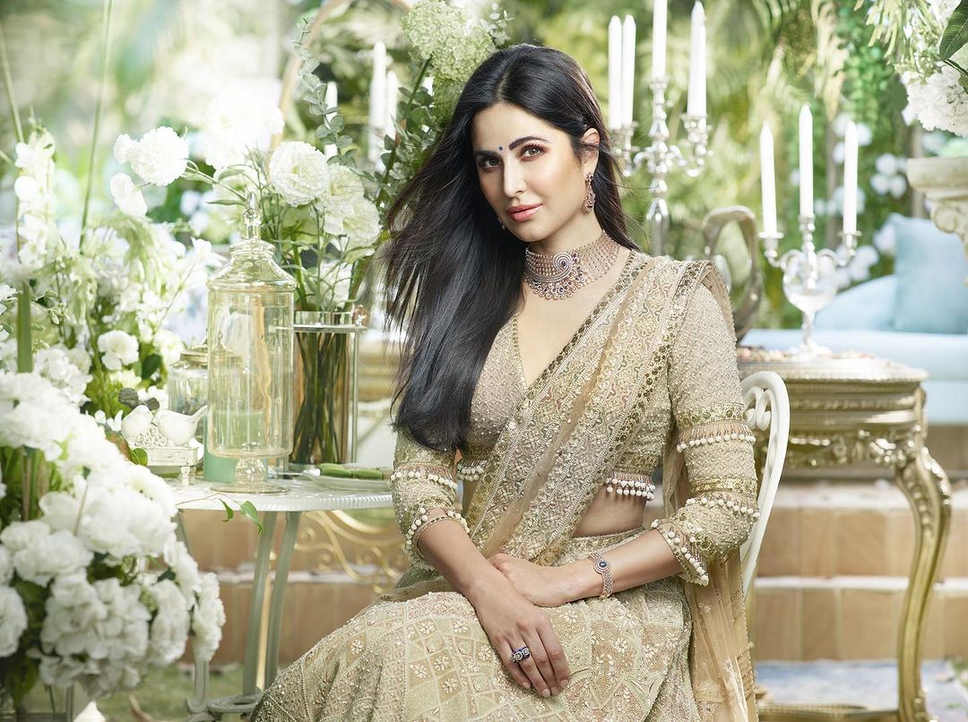 Kiara Advani, Katrina Kaif, और Jacqueliene Fernandez: इन अभिनेत्रियों ने ट्रेंडिंग ब्लाउज डिजाइन में बरपाया कहर 30008