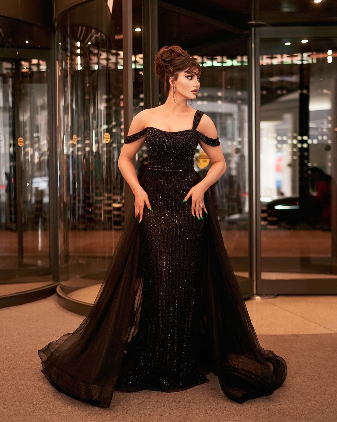 Urvashi Rautela ने ब्लैक वन शोल्डर गाउन लुक में इंटरनेट पर मचाई तबाही 28473