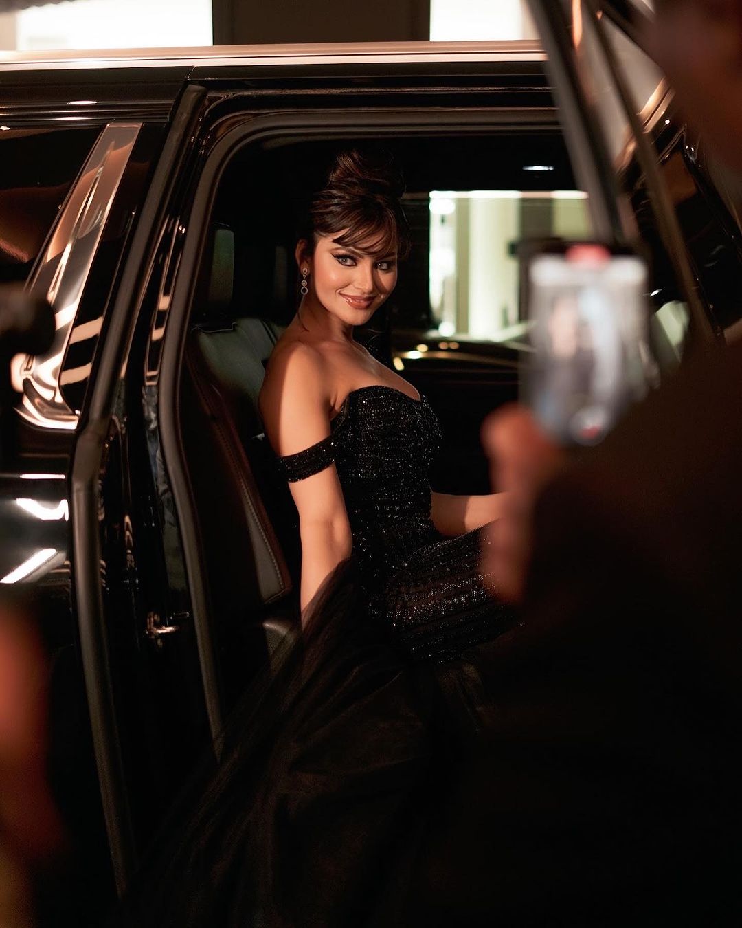 Urvashi Rautela ने ब्लैक वन शोल्डर गाउन लुक में इंटरनेट पर मचाई तबाही 28469
