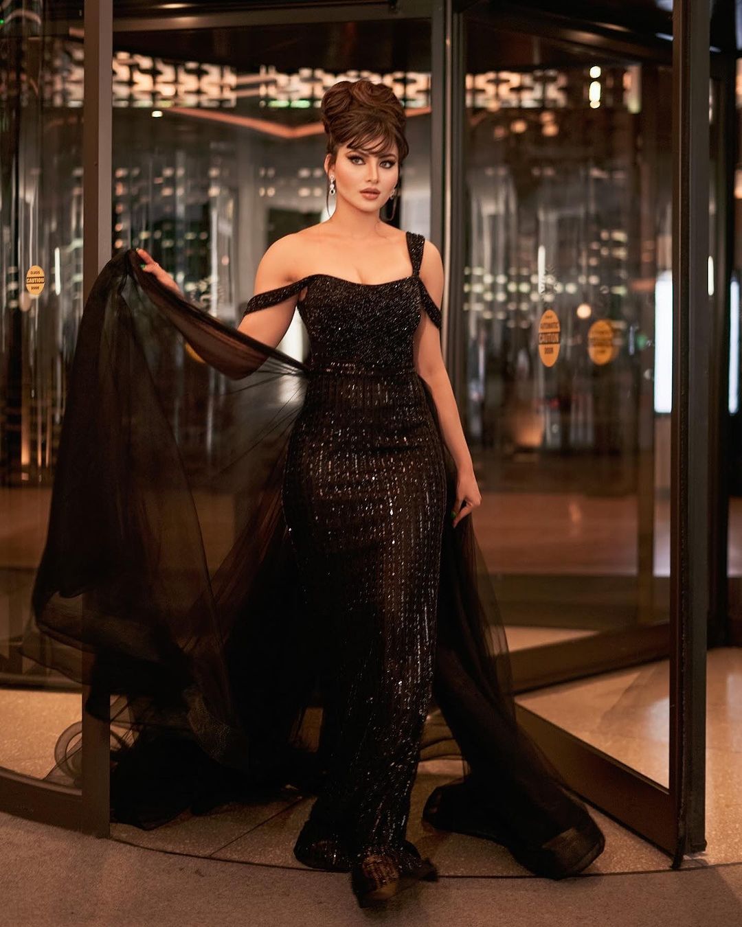 Urvashi Rautela ने ब्लैक वन शोल्डर गाउन लुक में इंटरनेट पर मचाई तबाही 28474