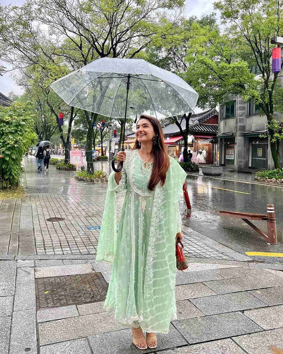 देसी गर्ल अनुष्का सेन ने कोरिया में बिखेरा ग्लैमर का जादू , देसी लुक में किया रॉक 29128