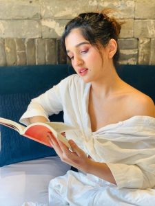 फैशन में अनुपमा से 4 कदम आगे है किंजल, देखें निधि शाह का स्टाइलिश लुक