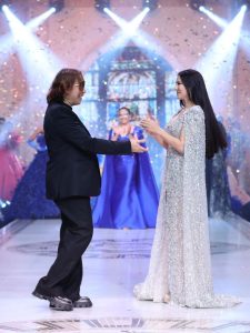 चमचमाती बदन पर चमकीली ड्रेस, कातिलाना पोज़ के साथ सनी लियोन ने किया सभी को घायल