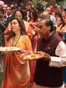 अंबानी परिवार की गणपति पूजा में इन सितारों ने लगाई हाजिरी